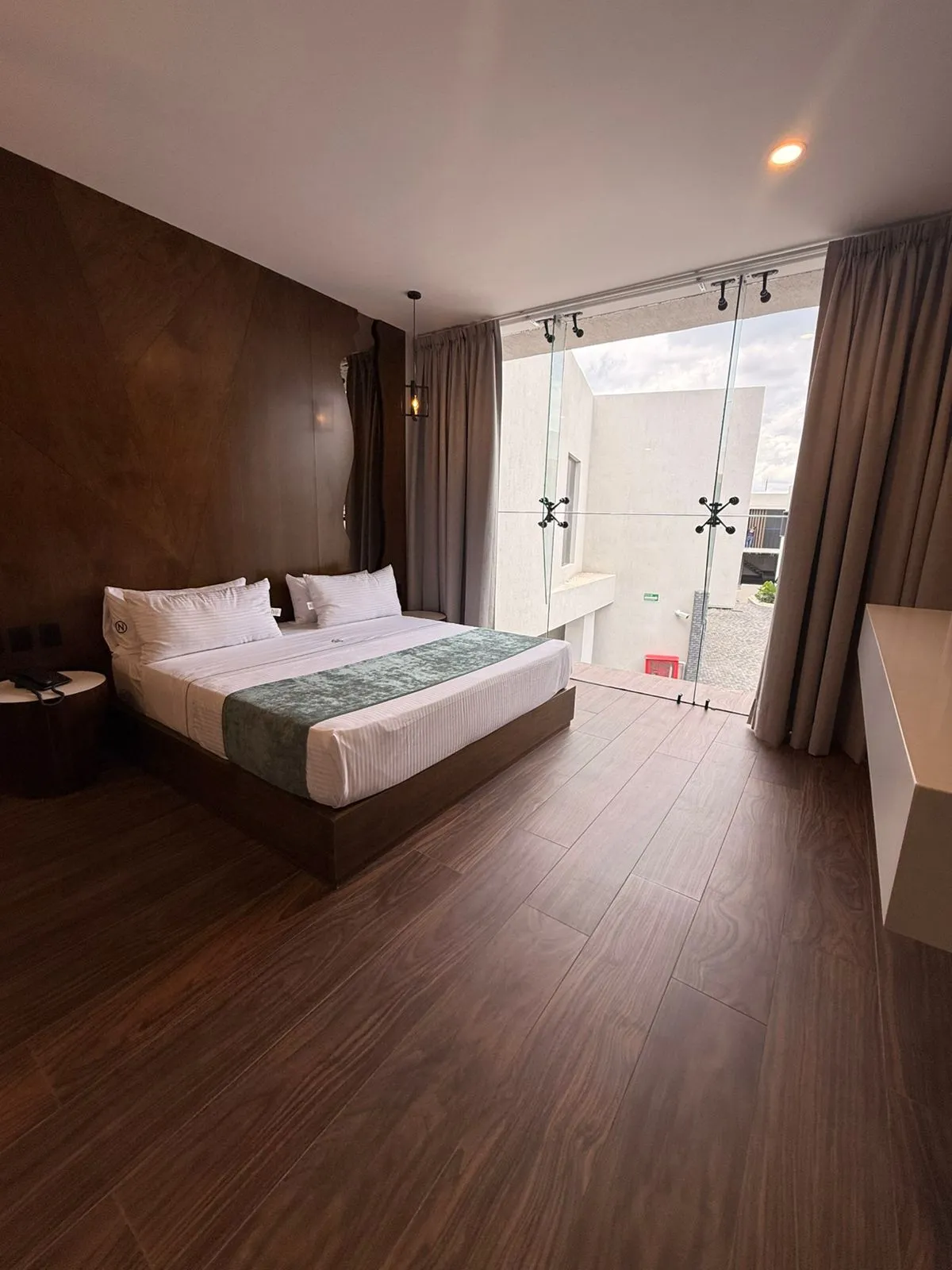 Interior de la Habitación Numa con cama e iluminación cálida
